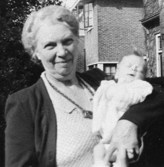 Chris met kleindochter - 1951