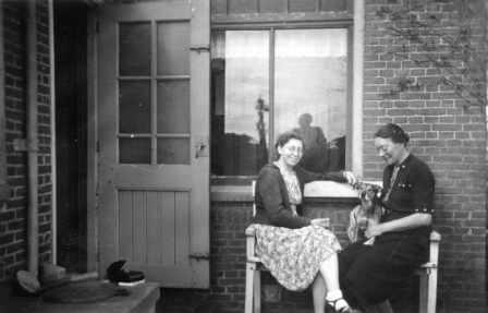 Stien Weug en Rika Keizer in Franeker - 22 april 1946