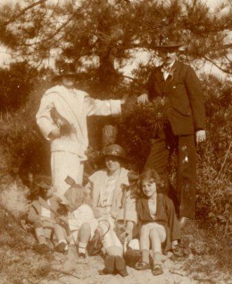 Tjeerd met zussen Antje en Ber en nichtjes-ca.1924